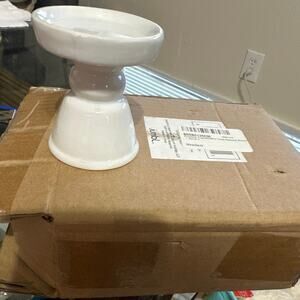 Cupcake porcelain/cupcake mini holders in white set of 4 brand new